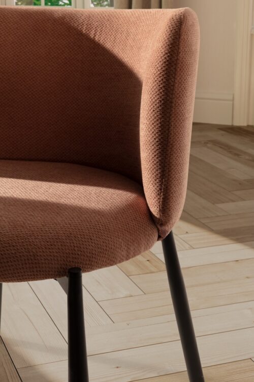 BUTACA_GINNY_CORAL_19619_AMBIENTE_DETALLE-500x750